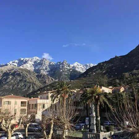 Sur La Place De L'eglise Calenzana